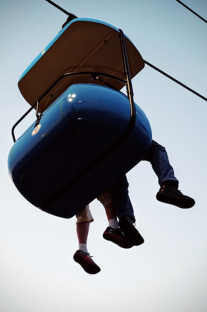 Foto o teleférico aéreo contra o céu claro