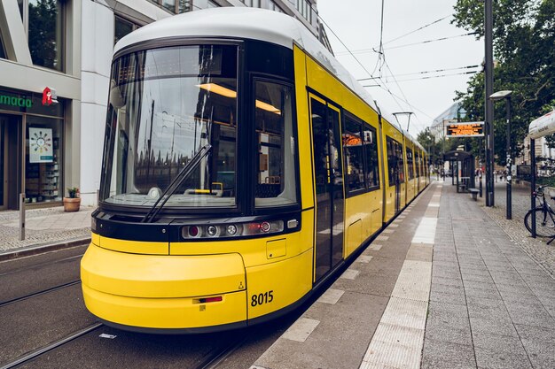 O teleférico amarelo na estrada da cidade