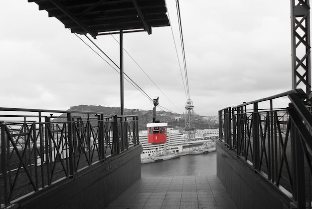 Foto o teleférico vermelho contra o céu nublado