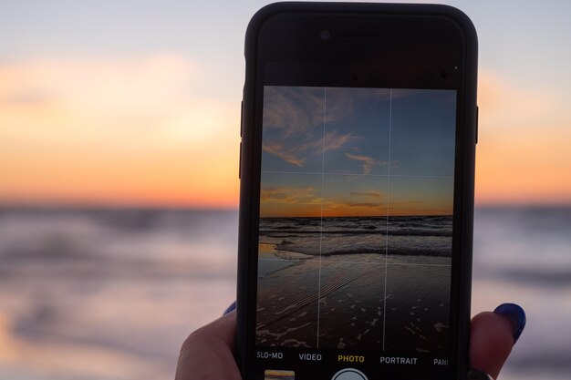 Foto o telefone captura um momento lindo de pôr-do-sol pôr- do-sol no fundo copiar espaço