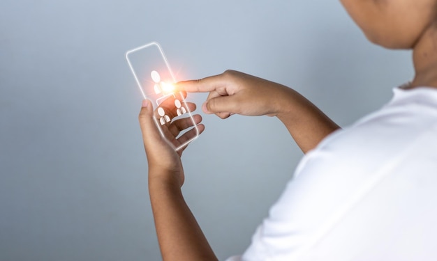 Foto o telefone é colocado na tampa do conceito de tecnologia de comunicação da mão da pessoa