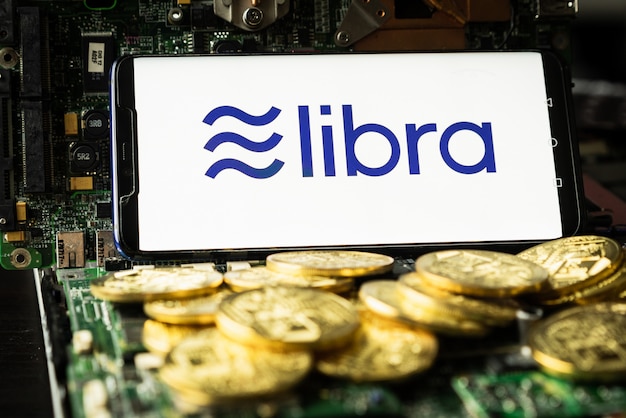 O telefone mostra o logotipo Libra na tela.