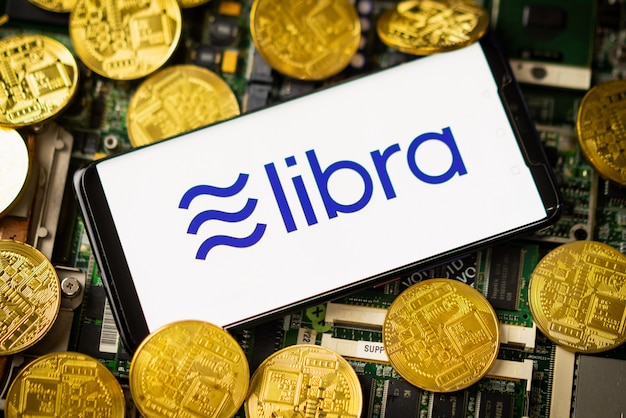 O telefone mostra o logotipo libra na tela.