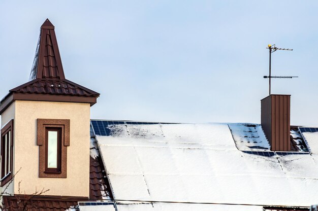 O telhado da casa com módulos solares instalados energia alternativa inverno tempo nevado