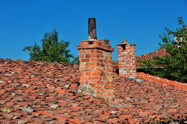 O telhado da casa vintage na vila de Zheravna, na Bulgária