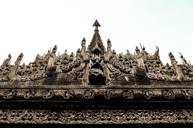 O telhado do mosteiro Shwenandaw de teca esculpida em Mandalay, dezembro de 2016