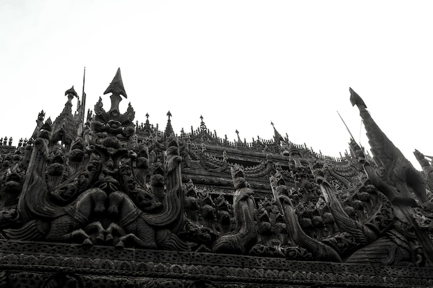 Foto o telhado do mosteiro shwenandaw de teca esculpida em mandalay, dezembro de 2016