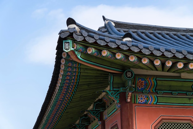 O telhado do Palácio Gyeongbok, um palácio tradicional em Seul