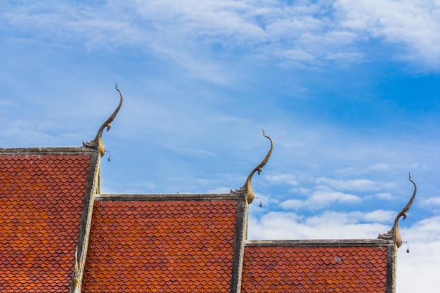 O telhado do templo contra o céu