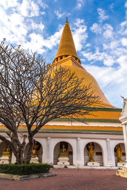 O telhado do templo contra o céu