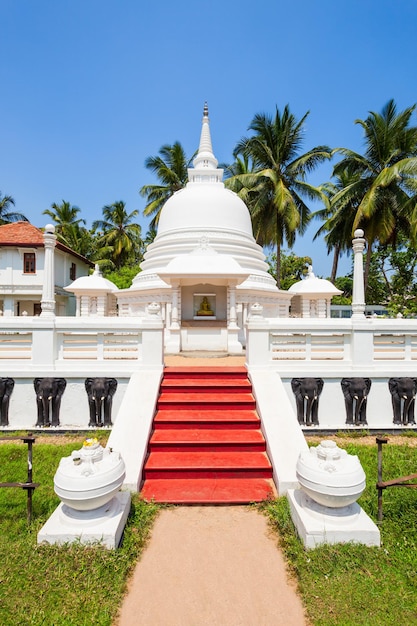 O Templo Abhayasekararama é um templo budista em Negombo. Negombo é uma cidade importante na costa oeste do Sri Lanka.