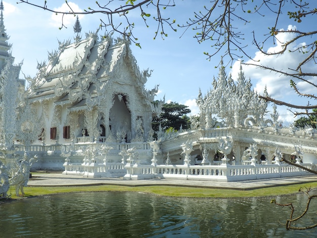 Foto o templo branco em chiang rai