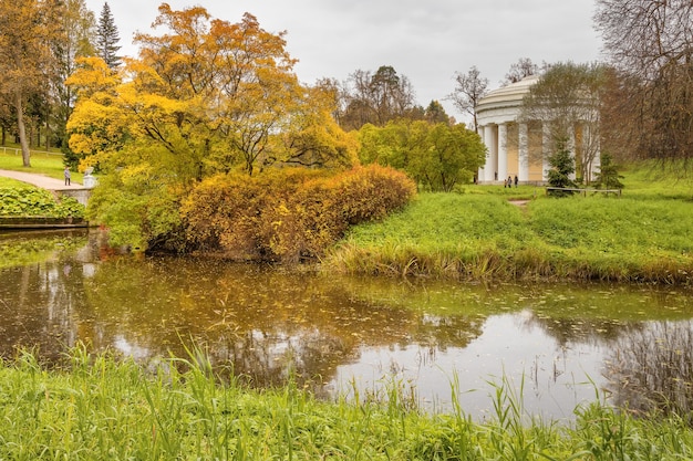 O Templo da Amizade no outono do Rio Slavyanka no Parque Pavlovsk São Petersburgo, Rússia