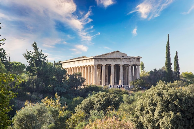 O templo de hefesto em athena archegetis está situado no lado oeste da ágora romana, em atenas