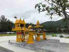 Foto o templo de ouro em kanchanaburi, na tailândia