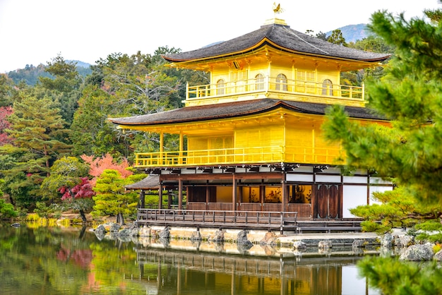 o templo de ouro no japão