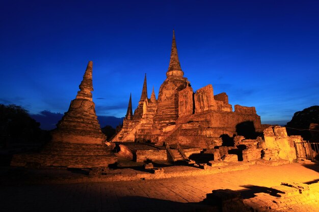 Foto o templo de wat phra si sanphet à noite é um dos templos famosos de ayutthaya, na tailândia