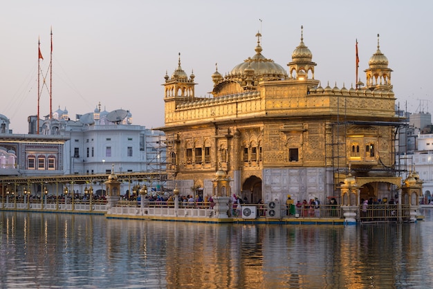 O templo dourado em amritsar, punjab, índia