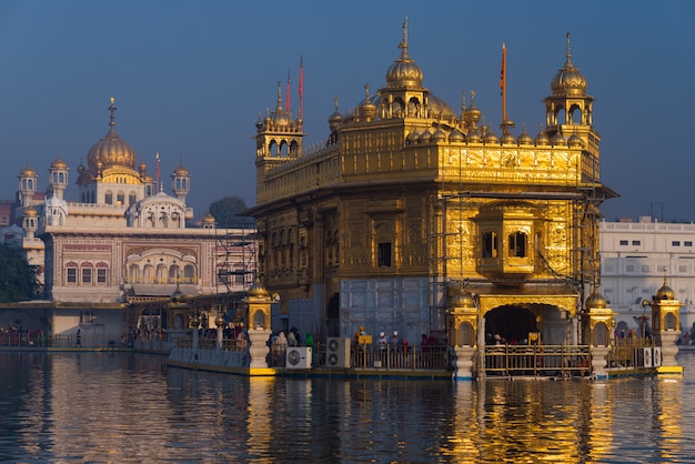 O Templo Dourado em Amritsar, Punjab, Índia, o ícone mais sagrado e lugar de culto da religião Sikh