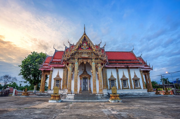 O templo é um templo budista É uma grande atração turística em Phitsanulok, na Tailândia.