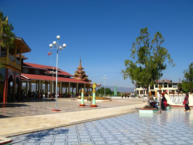 O templo na costa do lago inle myanmar