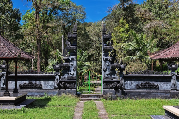 O templo na ilha de bali, indonésia