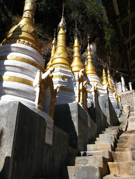 O templo nas cavernas de Pindaya Myanmar