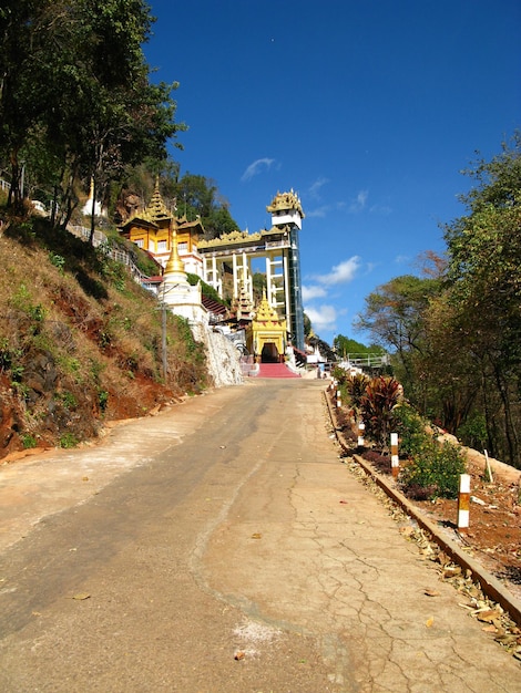 O templo nas cavernas de Pindaya Myanmar