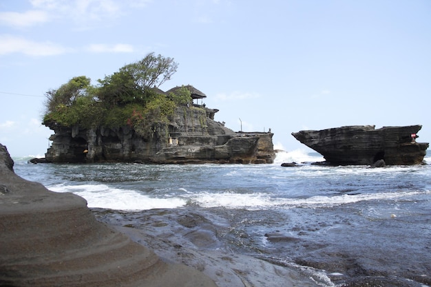 O templo Tanah Lot na maré alta Indonésia