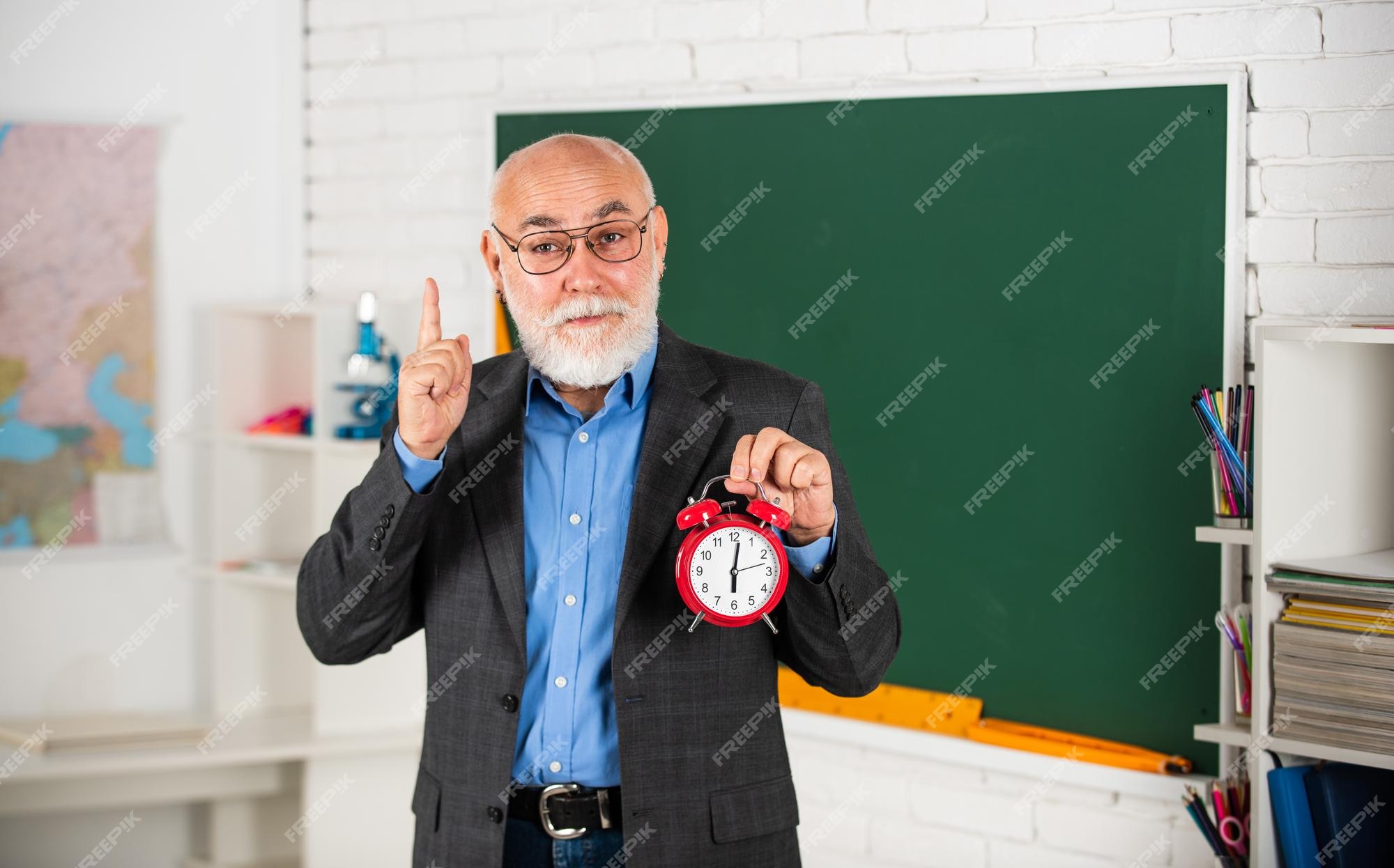 O tempo é o nosso futuro disciplina e pontualidade professor sênior segura  despertador gerenciamento de tempo início da aula exame começa agora pausa  alarme bom dia volta para a escola hora de