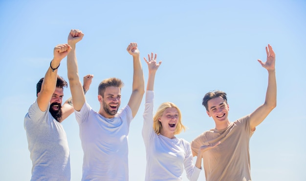 O tempo mais feliz juntos permitindo uma comunicação eficaz equipe de negócios equipe corporativa grupo de grupo de quatro pessoas parceria prazer de comunicação em grupo caras alegres e melhores amigas garotas