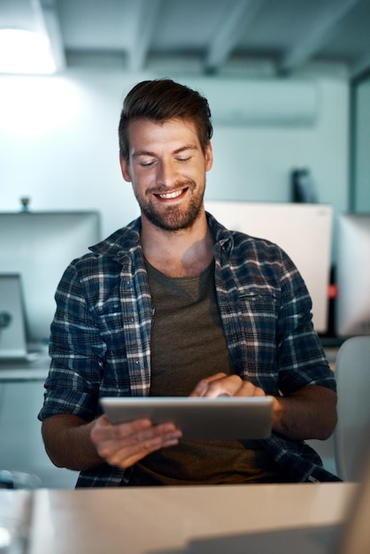 O tempo não significa nada para ele quando há um prazo Foto de um jovem empresário trabalhando até tarde no escritório