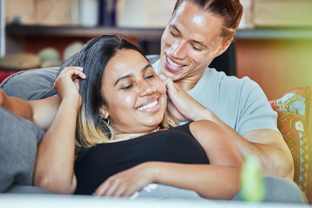 O tempo não terá sentido se você estiver apaixonado Foto de um casal relaxando no sofá em casa