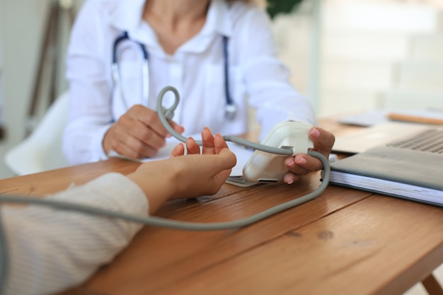 O terapeuta mede a pressão do paciente na consulta.