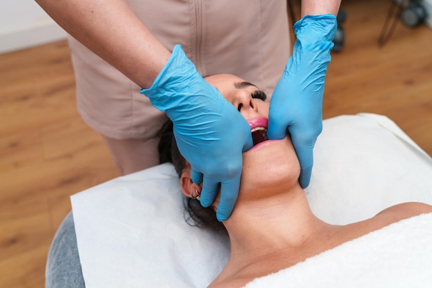 Foto o terapeuta realiza uma terapia precisa da atm em doentes com a mandíbula relaxada