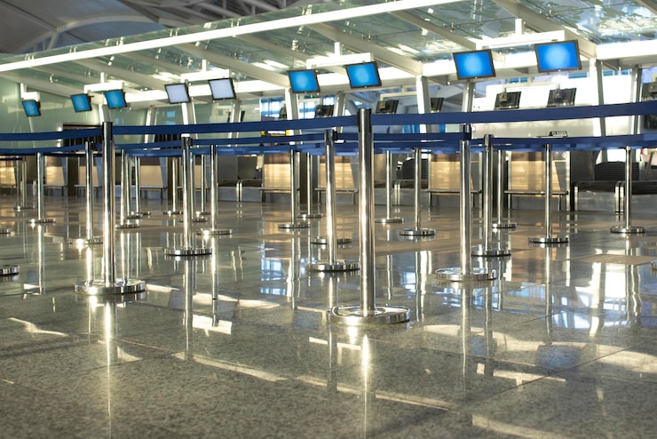Foto o terminal do aeroporto está vazio devido às restrições e proibições de viagem da pandemia de coronavírus