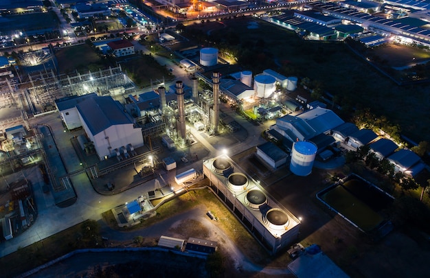 O terminal petrolífero da luz da noite da vista aérea é facilidade industrial para o armazenamento do óleo e do petroquímico.