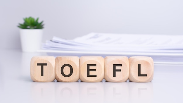 Foto o termo toefl é inscrito em blocos de madeira criando uma composição de vista frontal