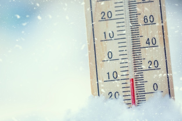 O termômetro na neve mostra baixas temperaturas abaixo de zero. Baixas temperaturas em graus Celsius e fahrenheit. Clima frio de inverno dez abaixo de zero.