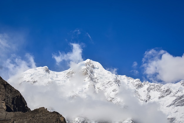 O terreno de gelo cobre os picos Rakaposhi. É uma montanha alta e bela nas montanhas Karakoram, no Paquistão.