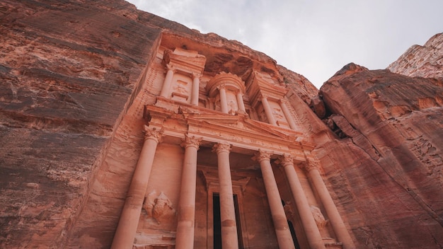 O tesouro em petra é um edifício de pedra com fachada de pedra vermelha.