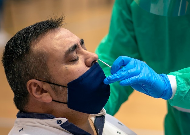 Foto o teste em massa é uma ferramenta muito importante para a detecção da pandemia covid-19