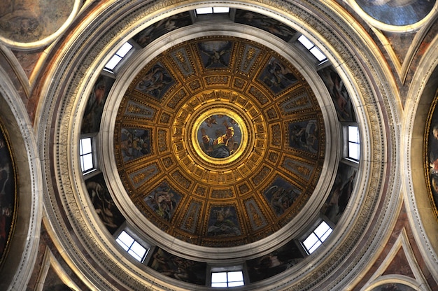 O teto da cúpula da Basílica de Santa Maria del Popolo foi pintado por famosos artistas medievais