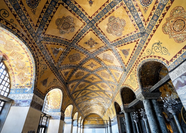 O teto dentro de Hagia Sophia Ayasofya Istanbul Turquia