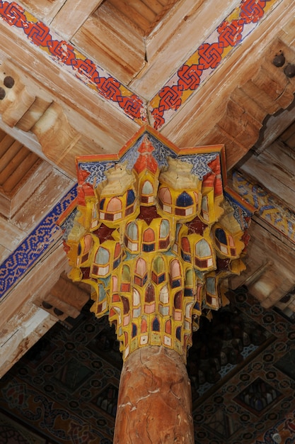 O teto em forma de cúpula em um antigo mosaico asiático tradicional Arquitetura da Ásia