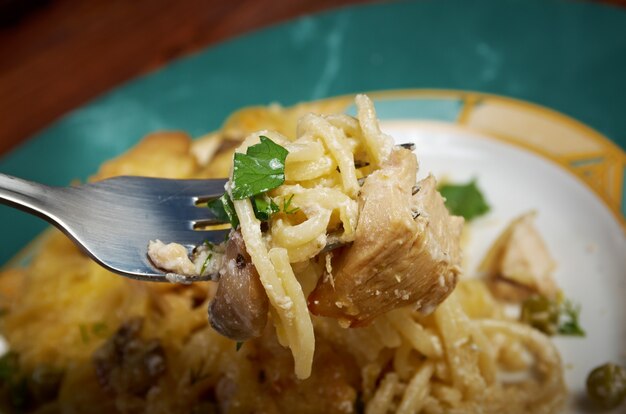 O tetrazzini é um prato americano. espaguete com frango, cogumelos e queijo parmesão ralado fresco.