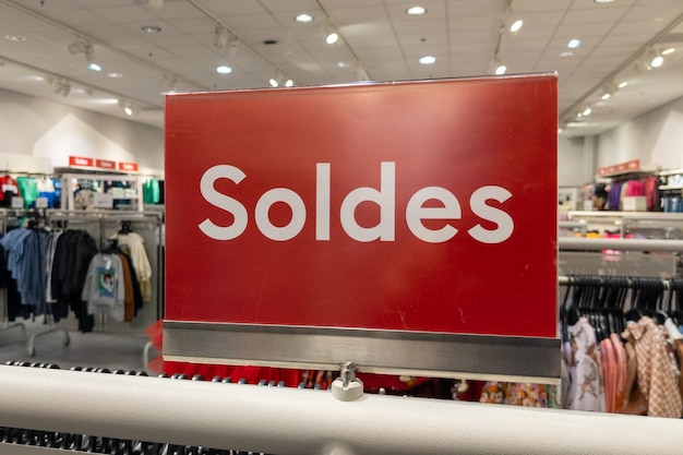 O texto em francês Soldes significa sinal de venda vermelha promocional de final de temporada