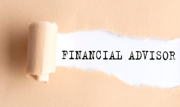 O texto FINANCIAL ADVISOR aparece em um papel rasgado em fundo branco