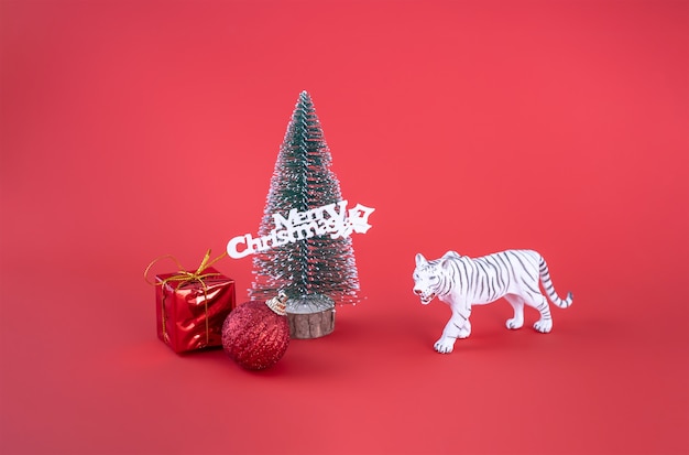 O tigre de plástico é um símbolo do ano novo de acordo com as árvores de Natal do calendário chinês e ab