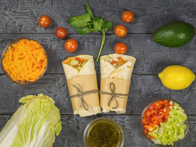 Foto o tomate cereja dos dois rolos de vegetais em uma mesa de madeira